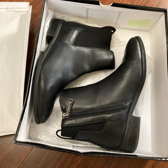 Blondo Waterproof Callie Chelsea Leather Boots - Picture 2 of 7